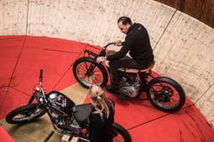 Das Original Motodrom, die älteste reisende Steilwand der Welt, ist zu Gast im Verkehrshaus. Seit 1928 ist die Steilwand unterwegs. Fotografiert am 17. Mai 2019 in Luzern.im Bild: Donald Ganslmeier startet sein Motorrad. Boris Bürgisser / LZ