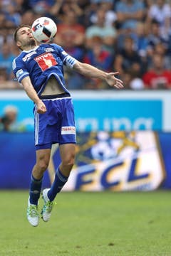 Claudio Lustenberger im Super League Spiel zwischen dem FC Luzern und dem FC Basel in der Swisspor-Arena Luzern. (Bild: Philipp Schmidli, 7. August 2016)