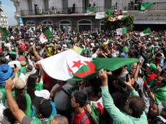 Am 13. Freitag in Folge haben in Algier (Bild) und weiteren Städten erneut Hunderttausende Menschen gegen die politische Elite des Landes demonstriert. (Bild: KEYSTONE/EPA/MOHAMED MESSARA)