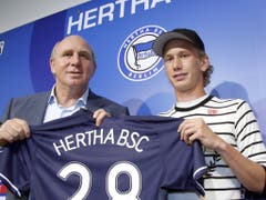 Fabian Lustenberger bei der Präsentation am 10. August 2007 in Berlin mit dem damaligen Hertha-Manager Dieter Hoeness. «Lusti» wechselte vom FC Luzern in die deutsche Hauptstadt (Bild: KEYSTONE/AP/MICHAEL SOHN)