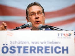 FPÖ-Parteichef Heinz Christian Strache muss wegen der Video-Affäre bei Bundeskanzler Sebastian Kurz vorsprechen. (Bild: KEYSTONE/EPA/FLORIAN WIESER)
