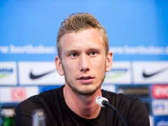 Fabian Lustenberger während einer Medienkonferenz von Hertha Berlin im April 2016 (Bild: KEYSTONE/EPA DPA/PAUL ZINKEN)