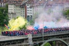 Die Baselfans marschieren zum Anlass des Cupfinalspiels gegen Thun. (Bild: Peter Klaunzer/Keystone)