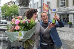 Korintha Bärtsch ist im Gespräch mit Grünen-Präsident Maurus Frey. (Bild: Dominik Wunderli, Luzern, 19. Mai 2019)