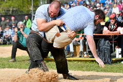 Sven Schurtenberger, links, wuchtet Joel Kessler im Schlussgang mit einem inneren Haken ins Sägemehl.(Bild: Walter Bieri/Keystone, Bennau, 19. Mai 2019)