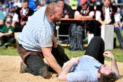 gegen Sven Schurtenberger, links, musste sich Joel Kessler im Schlussgang geschlagen geben. (Bild: Walter Bieri/Keystone, Bennau, 19. Mai 2019)