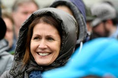 Dieser Besucherin kann das nasse Wetter nichts anhaben. (Bild: Walter Bieri/Keystone, Bennau, 19. Mai 2019)