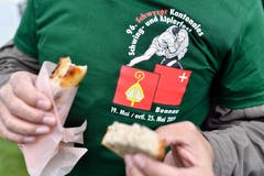 Mit Wurst und Brot gegen den Hunger. (Bild: Walter Bieri/Keystone, Bennau, 19. Mai 2019)