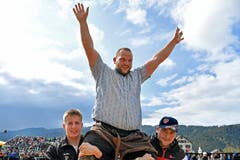 Sven Schurtenberger aus Buttisholz gewinnt das 96. Schwyzer Kantonalschwingfest. (Bild: Walter Bieri/Keystone, Bennau, 19. Mai 2019)