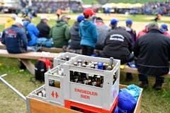 Nachschub für durstige Kehlen. (Bild: Walter Bieri/Keystone, Bennau, 19. Mai 2019)