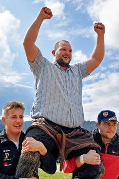 Sven Schurtenberger (Buttisholz) jubelt nach seinem Festsieg. (Bild: Walter Bieri/Keystone, Bennau, 19. Mai 2019)