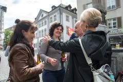 Manuela Jost (rechts) und Roland Fischer (Zweiter von rechts, beide GLP) gratulieren Korintha Bärtsch für ihr Engagement. (Bild: Dominik Wunderli, Luzern, 19. Mai 2019)