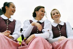 Drei Ehrendamen arten auf ihren Einsatz. (Bild: Walter Bieri/Keystone, Bennau, 19. Mai 2019)
