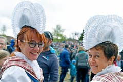 Diese zwei Damen in Tracht haben gut lachen. (Bild: Walter Bieri/Keystone, Bennau, 19. Mai 2019)