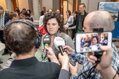 Korintha Bärtsch wird interviewt. (Bild: Urs Flüeler / Keystone