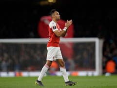 Pierre-Emerick Aubameyang, der in der Nachspielzeit auf 3:1 erhöhte, applaudiert (Bild: KEYSTONE/AP/KIRSTY WIGGLESWORTH)