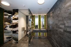 Blick in die Damen-Toilette mit echtem Moos.