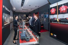 Jenny Kulish zeigt Dörthe Huscheck eine Uhr von «Tag Heuer».