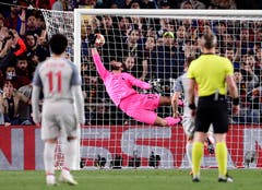 Liverpool-Goalie Alisson Becker ist chancenlos bei Messi's Wundergeschoss. (Bild: Manu Fernandez / AP)