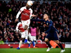 Danach dreht Arsenal aber auf - Alexandre Lacazette erzielt per Kopf seinen zweiten Treffer zur Führung für das Heimteam (Bild: KEYSTONE/EPA/NEIL HALL)