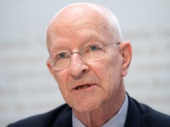 Der ehemalige Astronaut und Militärpilot Claude Nicollier hat im Auftrag von Verteidigungsministerin Viola Amherd die Grundlagen für den Kampfjet-Kauf analysiert. (Bild: KEYSTONE/PETER SCHNEIDER)