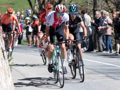 Der Romand Simon Pellaud (vorne) vom Swiss Cylcing Team sicherte sich dank seiner offensiven Fahrweise während der 1. Etappe das Bergpreis-Trikot (Bild: KEYSTONE/JEAN-CHRISTOPHE BOTT)