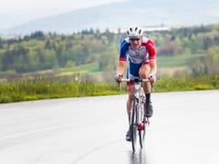 Stefan Küng holt auf den letzten Kilometern bis zum Ziel nochmals alles aus sich heraus. Im Ziel beträgt sein Vorsprung auf das Feld 59 Sekunden (Bild: KEYSTONE/EPA KEYSTONE/JEAN-CHRISTOPHE BOTT)
