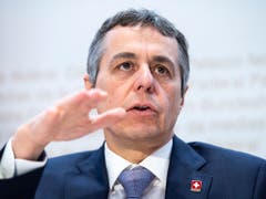 Solidarisch zu sein, sei im Interesse der Schweiz, sagte Aussenminister Ignazio Cassis vor den Medien. Er präsentierte seine Pläne für die Entwicklungszusammenarbeit. (Bild: KEYSTONE/ANTHONY ANEX)