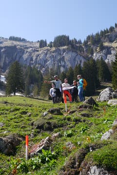 Für die neue Wasserversorgung müssen auf Alp Rohr über 200 Meter Leitung verlegt werden. Die Quellfassung wird versetzt und erneuert und eine Abwasserreinigungsanlage wird erstellt. (Bilder: Corinne Hanselmann)