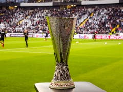 Während dem Einspielen ist der Siegerpokal an der Seitenlinie griffbereit (Bild: KEYSTONE/EPA/ARMANDO BABANI)