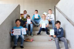 Ränge 1 bis 3 (von unten) der beiden Kategorien 3./4. Klasse (links) und 5./6. Klasse. Bei der Kategorie 3./4. Klasse gabe es zwei Drittplazierte.