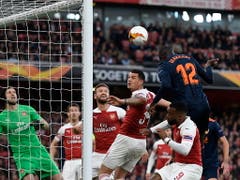 In London tut sich Arsenal gegen Valencia anfangs schwer - Mouctar Diakhaby köpfelt nach elf Minuten nach einem Corner zum 1:0 für die Gäste ein, Granit Xhaka hat im Luftduell das Nachsehen (Bild: KEYSTONE/EPA/WILL OLIVER)