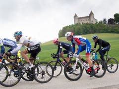Zusammen mit fünf anderen Fahrern, unter ihnen mit Claudio Imhof ein zweiter Schweizer, setzte sich Stefan Küng bereits kurz nach dem Start in Le Locle vom Feld ab (Bild: KEYSTONE/JEAN-CHRISTOPHE BOTT)