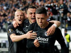 Die Frankfurter mit Torschütze Luka Jovic, Filip Kostic und Sebastian Rode (von rechts) bejubeln den Führungstreffer (Bild: KEYSTONE/AP/MICHAEL PROBST)