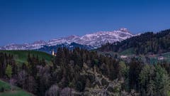 Die blaue Stunde in Schwellbrunn. (Bild: Luciano Pau)