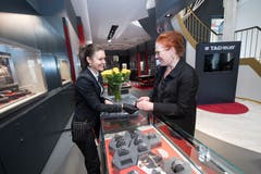 Jenny Kulish zeigt Dörthe Huscheck eine Uhr von «Tag Heuer». (Bilder: Eveline Beerkircher)