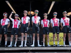 Das Swiss Cycling Team ist an der diesjährigen Tour de Romandie dank einer Ausnahmeregelung der UCI dabei. Hier präsentiert sich die siebenköpfige Equipe vor dem Start zur 1. Etappe in Neuenburg dem Publikum (Bild: KEYSTONE/JEAN-CHRISTOPHE BOTT)