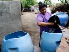 Eine Frau giesst frisches Wasser in einen Eimer in Leon, Nicaragua. Lateinamerika gehört heute zu den Schwerpunktregionen der Schweizer Entwicklungszusammenarbeit. Nun will sich der Bund aus dieser Region zurückziehen. (Bild: KEYSTONE/YOSHIKO KUSANO)