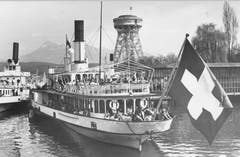 Drei Dampfschiffe: DS Schwyz (1870-1959, links), DS «Unterwalden» (1902 erbaut, Mitte) und die DS «Uri» (1901, hinten Mitte). Im Hintergrund steht der Turm der Fotoausstellung von 1952. (Bild: Wilhelm Wyss/ LZ Archiv)