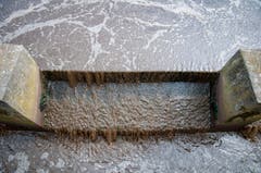 ...Reststoffe aus dem Wasser gelöst. Das Wasser ist in ständiger... (Bilder: Raphael Rohner)