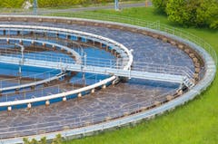 ...Klärbecken. Hier werden mit Bakterien und Sauerstoff... (Bilder: Raphael Rohner)