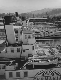 Ein Blick auf die Werft der DGV in Luzern, mit den Dampfschiffen «Germania» (1872 eingewassert) und «Victoria» (1872 bis 1942). Das Foto entstand zwischen 1934 und 1936. (Bild: Niedecken, Weggis/ LZ Archiv)