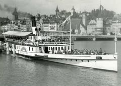 Die «Pilatus» verlässt Luzern in Richtung Alpnachstad. Die Aufnahme ist eventuell aus den 1930er Jahren. Das Schiff war bis 1966 auf dem See unterwegs. Kessel, Maschine und Räder sowie einige Salonteile sind bis heute in einer Ausstellung des Verkehrshauses Schweiz zu sehen. (Bild: K. Manz/ Archiv Kurt Hunziker)