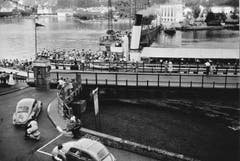 Das DS «Italia» (1872-1963) bei der alten Achereggbrücke in Stansstad. (Bild: Hans Schläpfer / LZ Archiv, 1958)