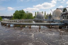 ...Bewegung, bevor es über ein Leitungssystem... (Bilder: Raphael Rohner)