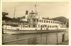 Das Motorschiff «Waldstätter» legte insgesamt 1'783'690 Kilometer zurück. Dahinter liegt das Dampfschiff «Wilhelm Tell», das heute ein Restaurant ist. (Bild: Archiv Kurt Hunziker, 1956)