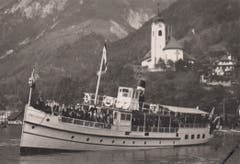 Das erste Personenmotorschiff der Schweiz, die «Delphin» präsentiert sich vor der Kirche in Flüelen. (Bild: Archiv Kurt Hunziker)