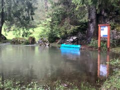 Diese Sitzgelegenheit auf dem Weg zu den Thurwasserfällen ist aktuell nicht zu gebrauchen. Ironie der Geschichte: Hier führt der Themenweg «Weg des Wassers» durch. (Bild: Christiana Sutter)