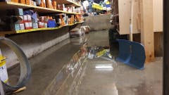 Die Schreinerei von Christoph Stolz in Unterwasser muss ausgepumpt werden. (Bild: TVO/Tobias Lenherr)