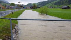 Die Thur bei Unterwasser schwappt teilweise bereits über das Ufer. (Bild: TVO/Tobias Lenherr)